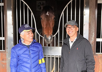 沁みる競馬』スピンオフ・トークライヴVol.3 国枝栄×平松さとし「トップトレーナーが語る、競馬の“ヒミツ”の話」 - パスマーケット